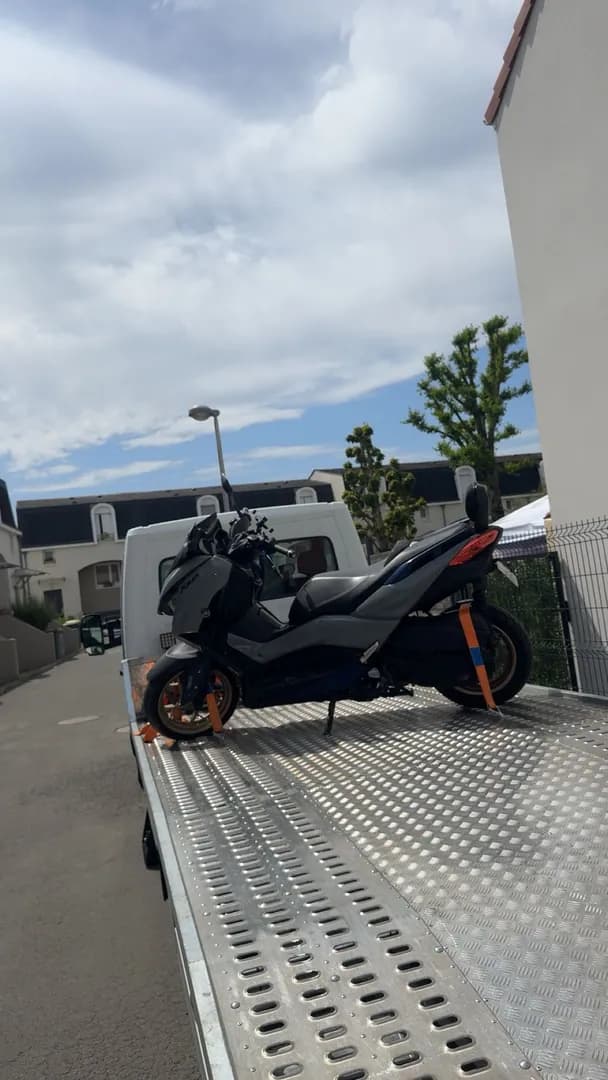 Remorquage d'un scooter Yamaha sur plateau à Orléans